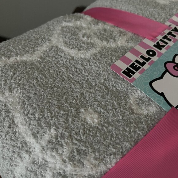Hello Kitty twin-sized plush blanket - Picture 4 of 5